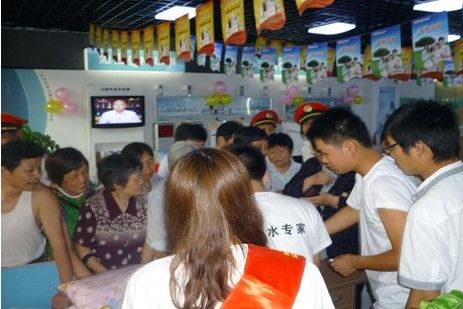 骗子专坑老年人购买净水器